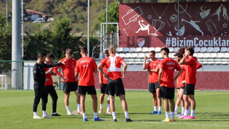Ümit Milli Futbol Takımı Letonya’ya gitti